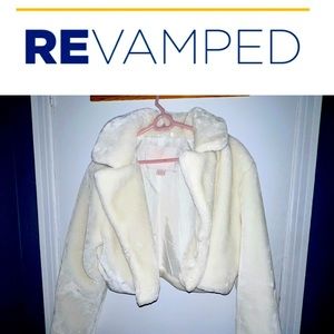 Veste style polaire courte, blanche fausse fourrure.